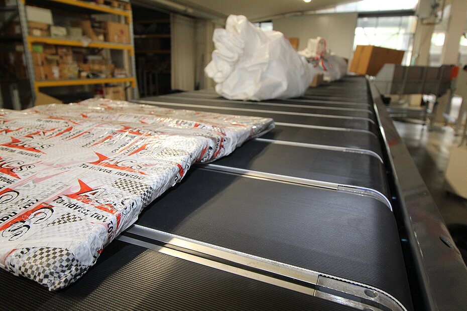 The GENI-Line sorter handles polybags, cartons, small parcels, soft goods and irregular shapes